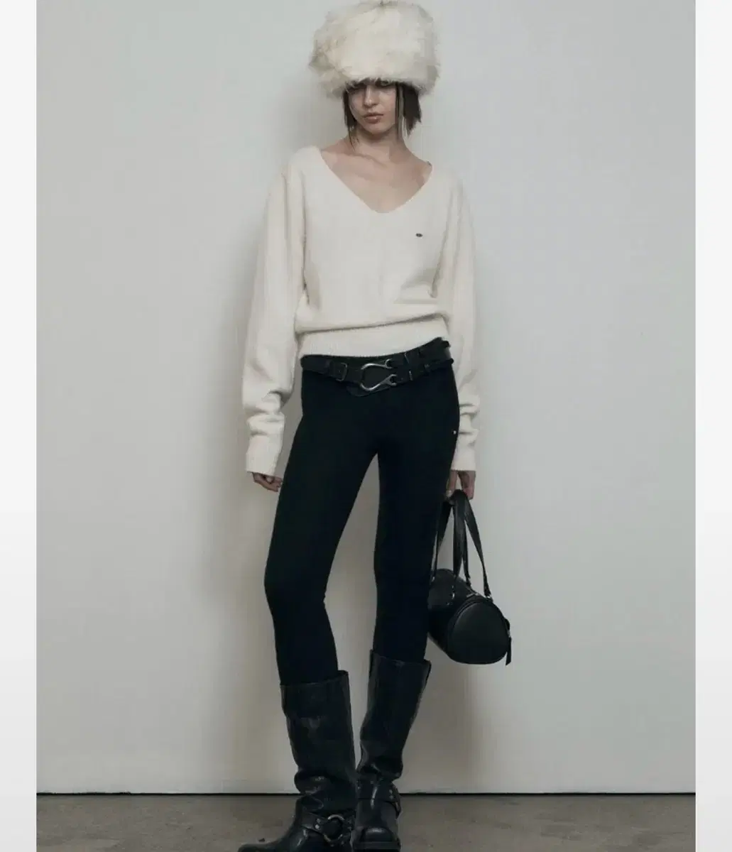 보헤미안서울 LOOSE FIT V-NECK WOOL KNIT IVORY